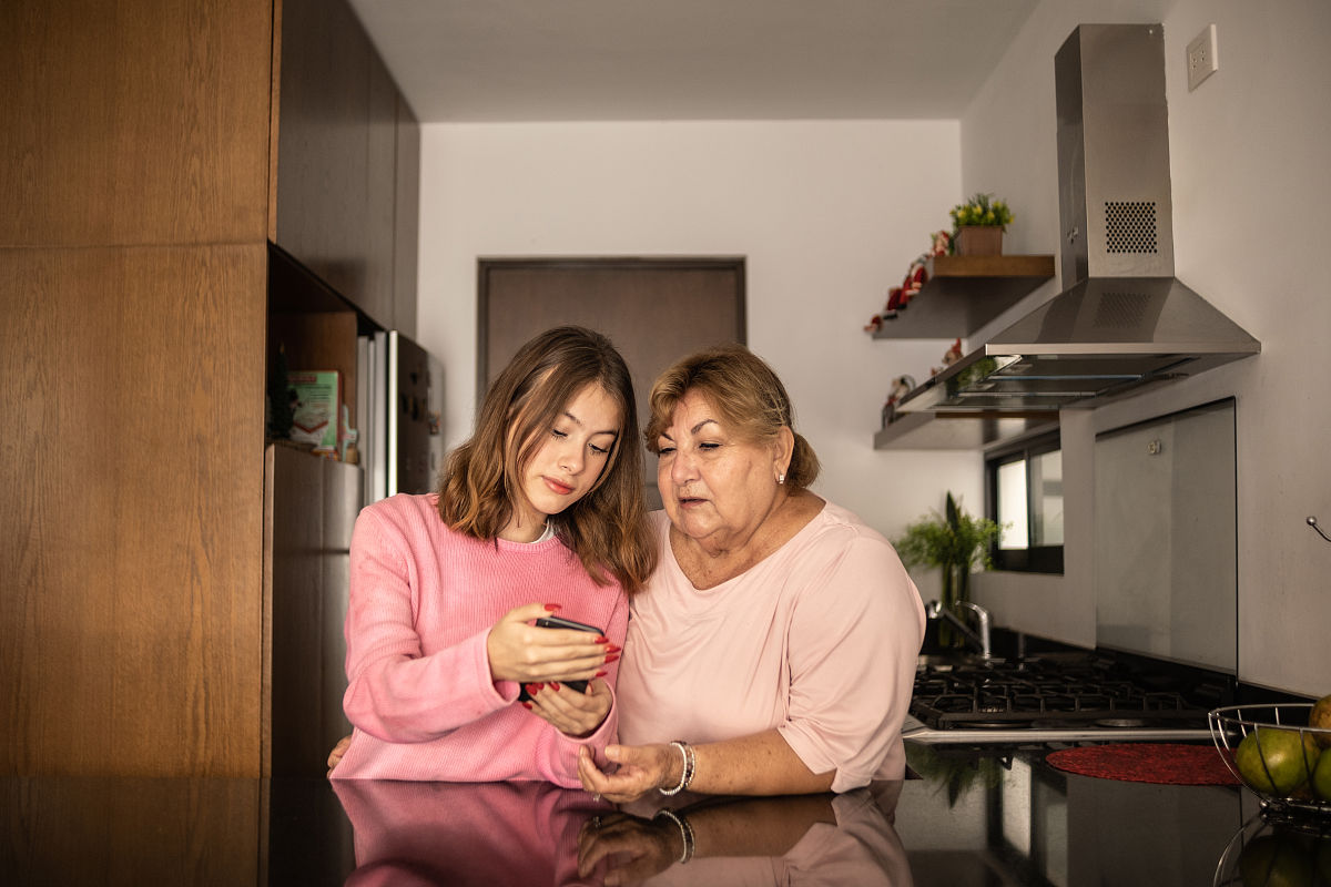 厨房里的温暖：老婆婆的安慰
