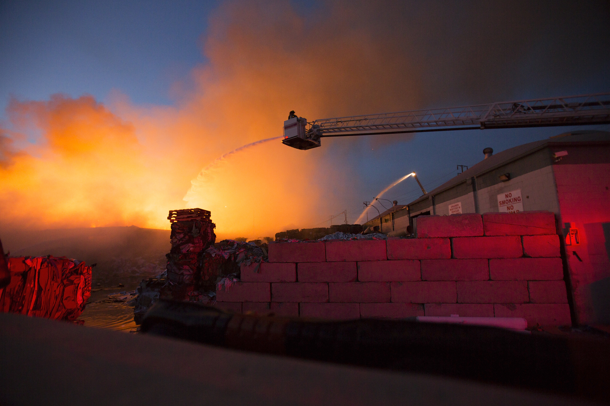 Now that the big fire has been put out the firefighters are ready to clear away __ remains of the burnt building and potential dangers 给出正确的答案及理由。