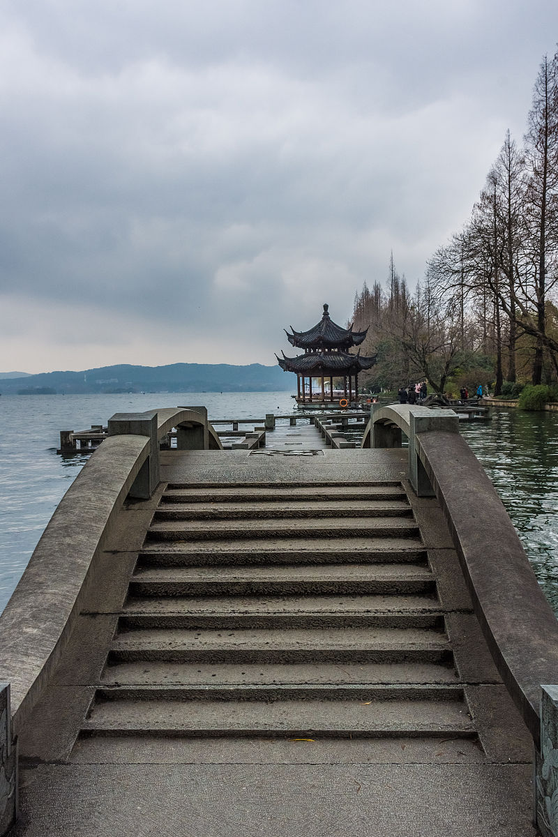中国杭州西湖上美丽的中国传统亭子