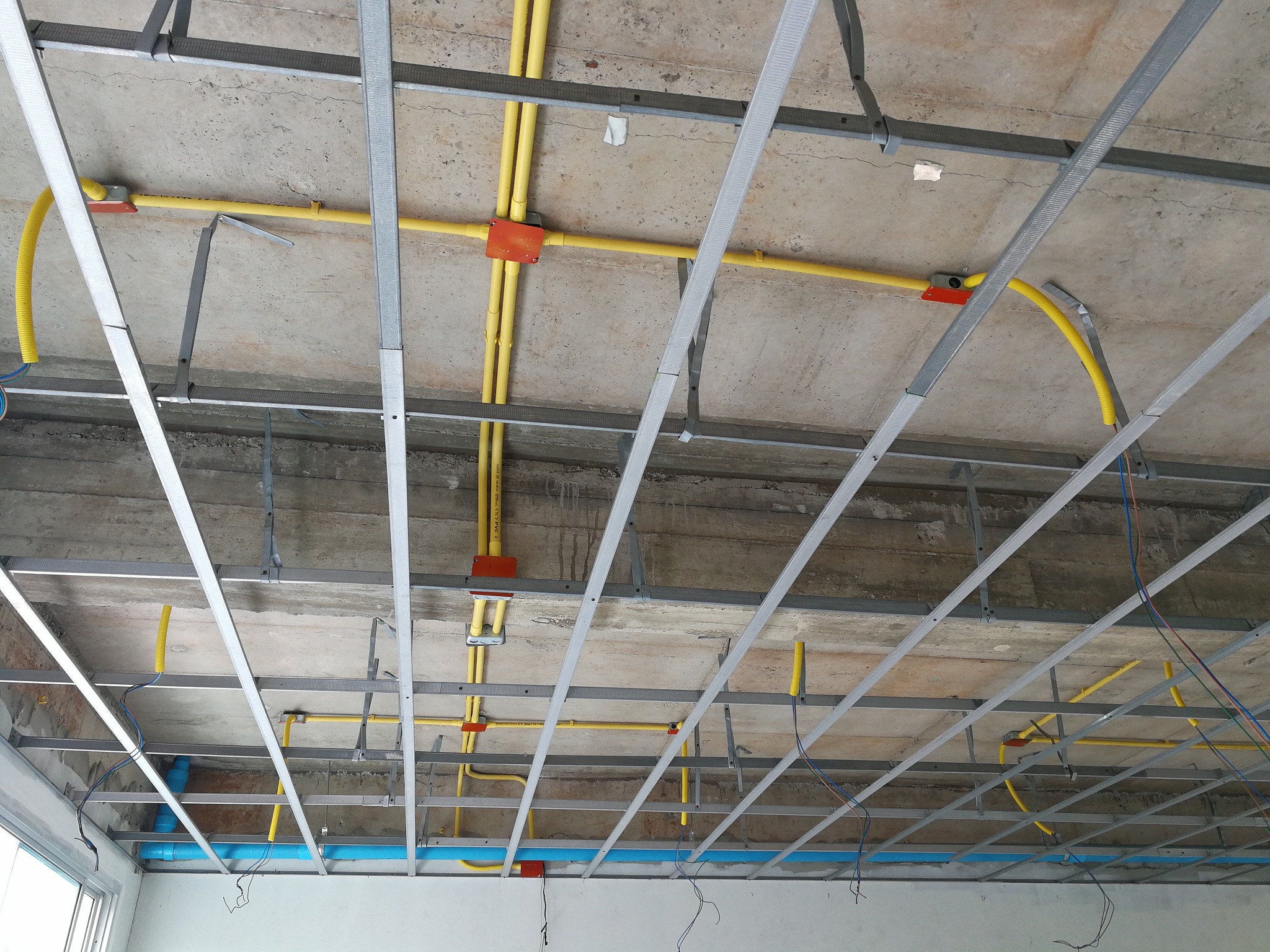 室内地下室装修能打线槽吗帮我用230字详细描述