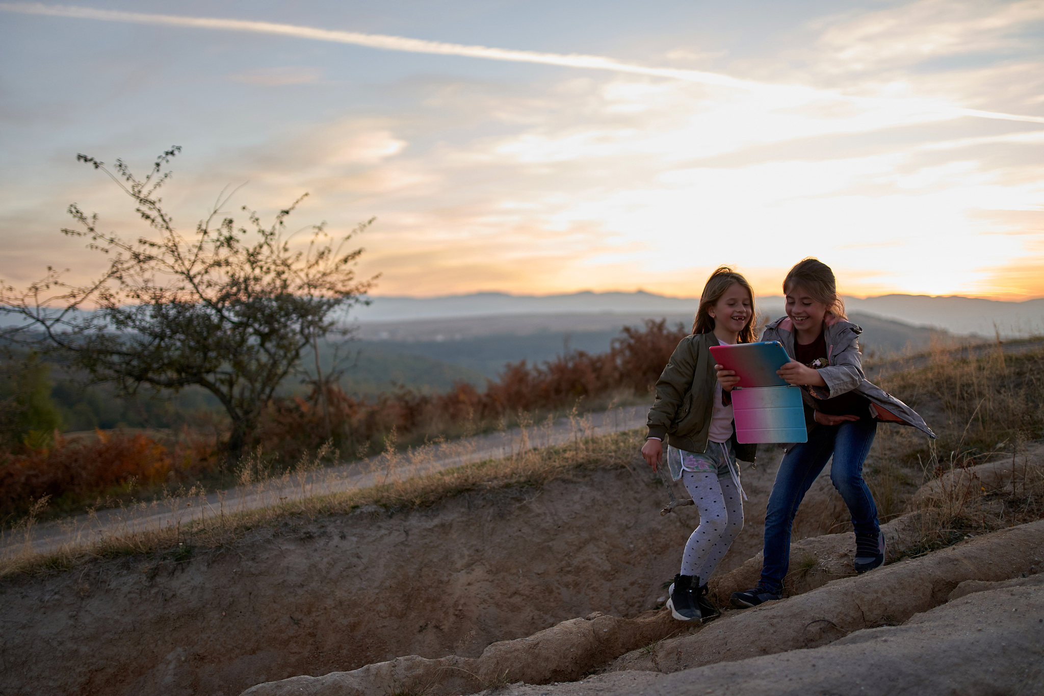 散文主题：走四方关键词：家乡远方探索云游离家安定心灵亲人父母兄弟姐妹字数：