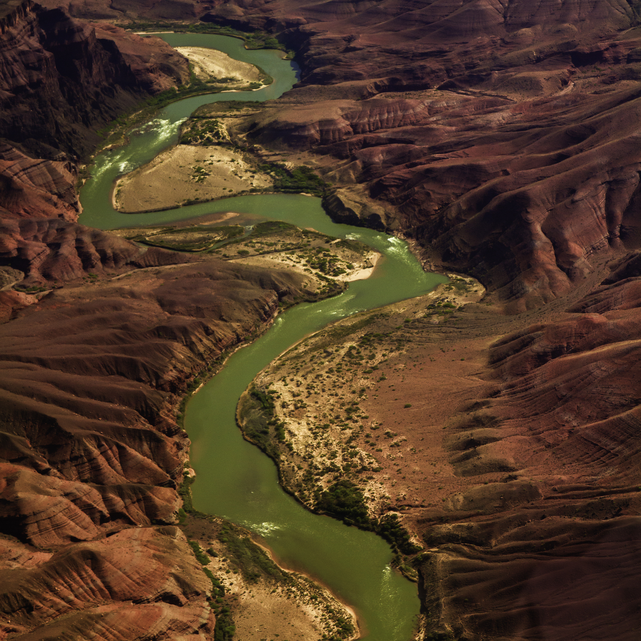 改写一下黄河发源于青藏高原巴颜喀拉山北麓的约古宗列盆地自西向东分别流经青海、四川、甘肃、宁夏、内蒙古、陕西、山西、河南及山东9个省自治区最后流入渤海。流域降水量小以旱地农业为主冬干春旱降水集中在夏秋七八月份。黄河中上游以山地为主中下游以平原、丘陵为主。由于河流中段流经中国黄土高原地区因此夹带了大量的泥沙所以它也被称为世界上含沙量最多的河流。但是在中国历史上黄河下游的改道给人类文明带来了巨大的影响。