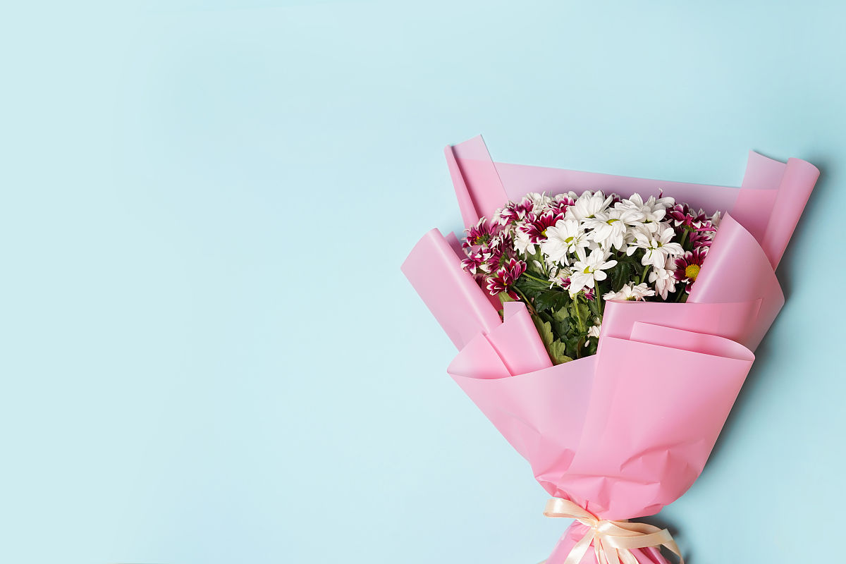 你是一名教师你女朋友的母亲明天要过生日你打算准备一束花并写一些贺词你会准备什么花写什么贺词