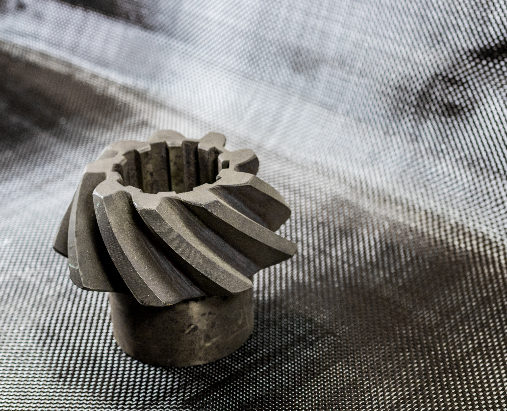 给你一段文字请帮我规范其表述且尽量与原先的表达不同为改善新齿轮的磨合防止其在运行初期出现早期的一些问题如磨损、擦伤、胶合或咬死锥齿轮在进行热处理及精加工之后通常会做厚度为0005-0020mm的磷化处理或镀铜、镀锡处理。