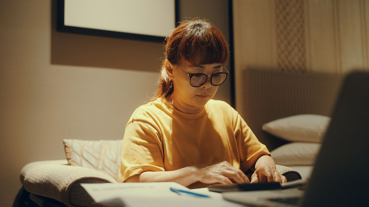 优化一下以下语言：1.按项目统计出每个项目上所用的云资源清单
2.按资源清单统计每个项目的全年标准年价格，乘以折扣价0.55，得出结算年价格
3.累加各个项目的结算年价格，得到项目年度预算