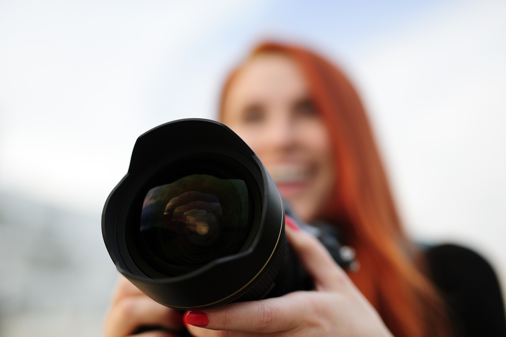 以摄影师的角度写一篇1200字为什么更多人选择全画幅而不是中画幅？的文章