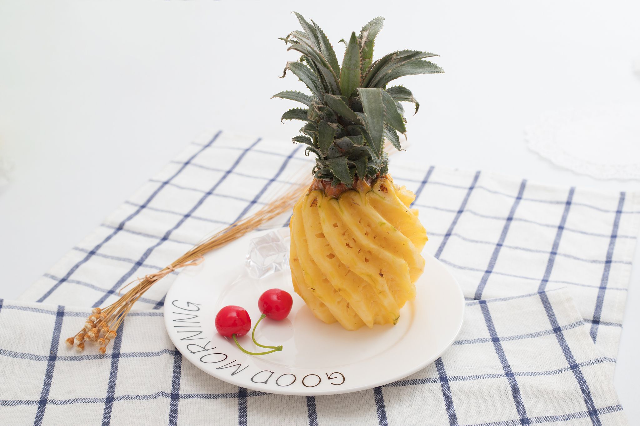 菠萝用盐水泡着第二天可以吃吗，