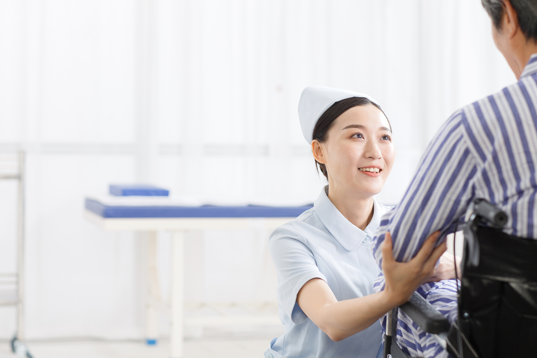 护理实习生对叙事护理的知识和态度：一项横断面调查