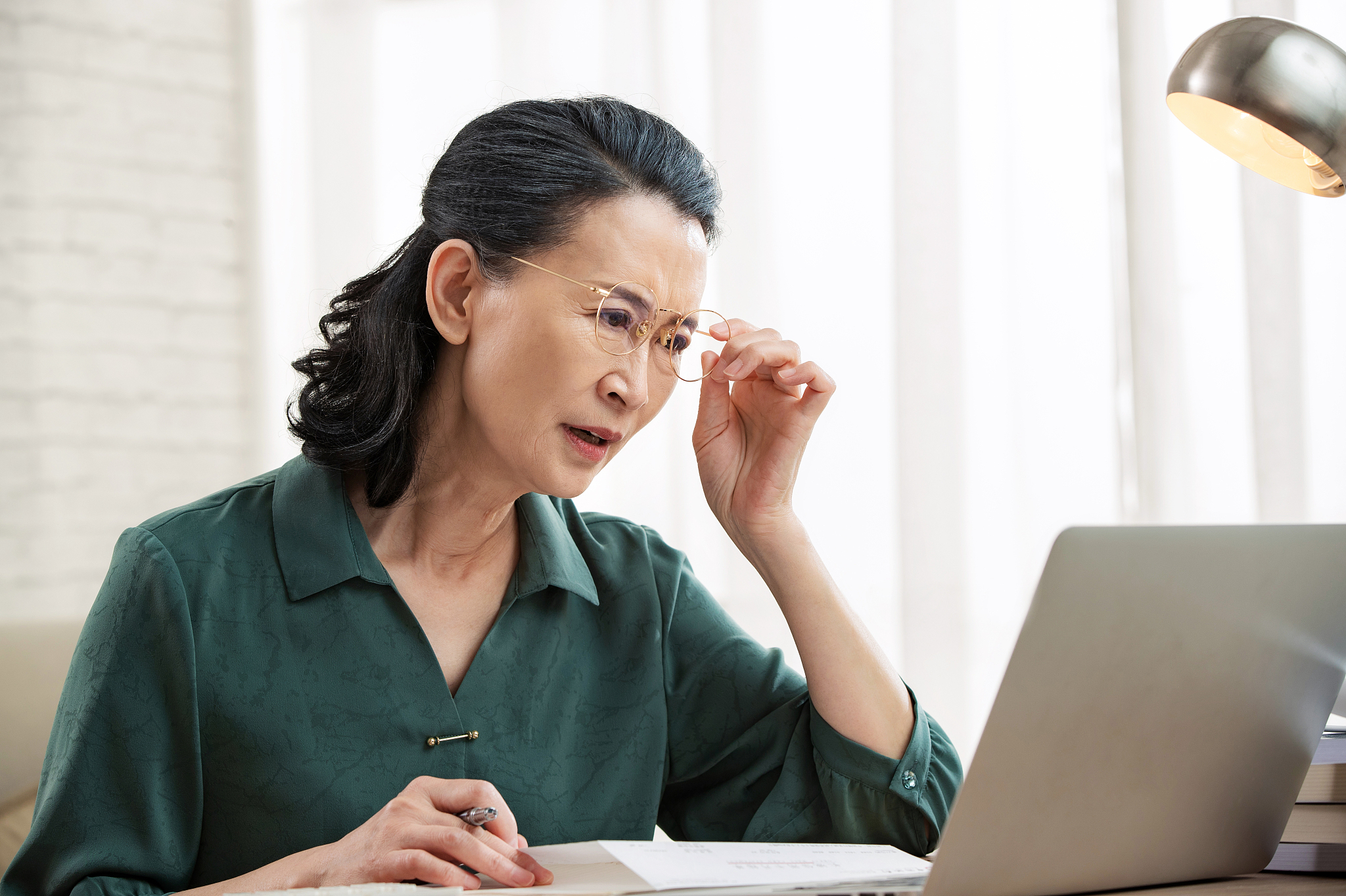电脑使用危害多？从眼睛疲劳到电子垃圾污染，全面解析健康风险！