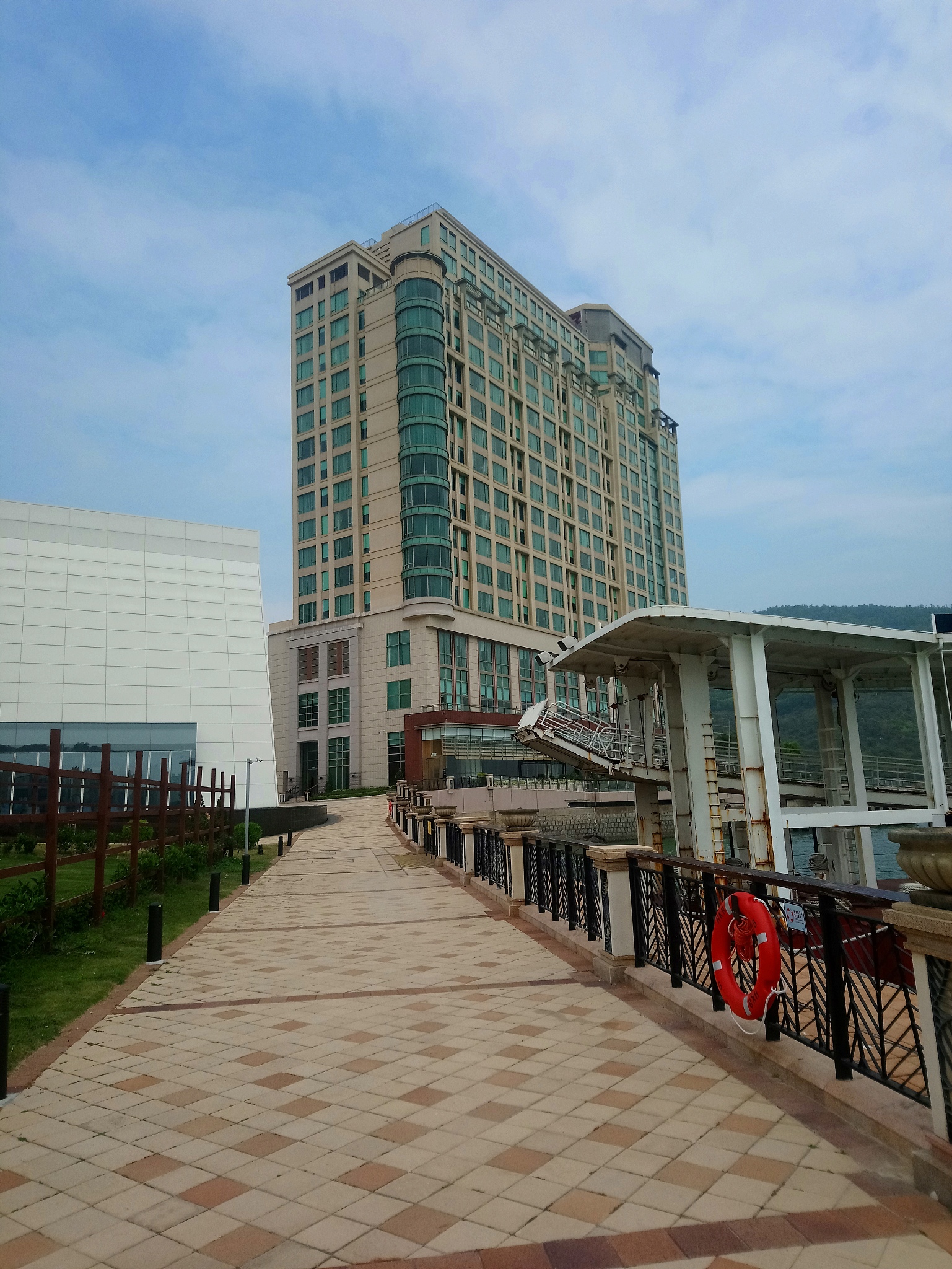 安徽宿州第三监狱距离希尔顿逸林酒店多少公里帮我用200字详细描述