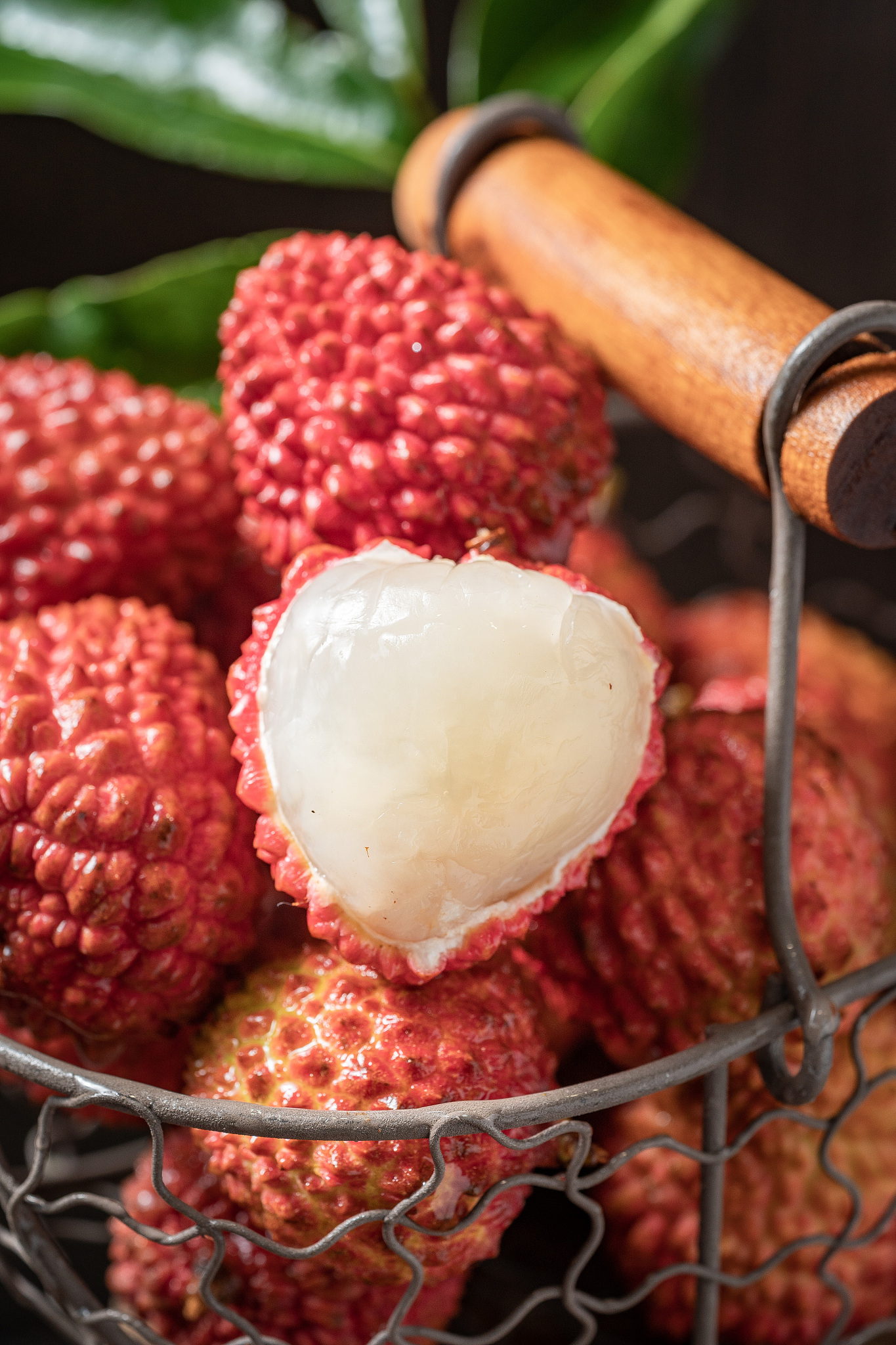 请不少于800汉字的博客文章语言要幽默风趣不要和网上的文章有重复。主题是：荔枝为什么要泡在水里