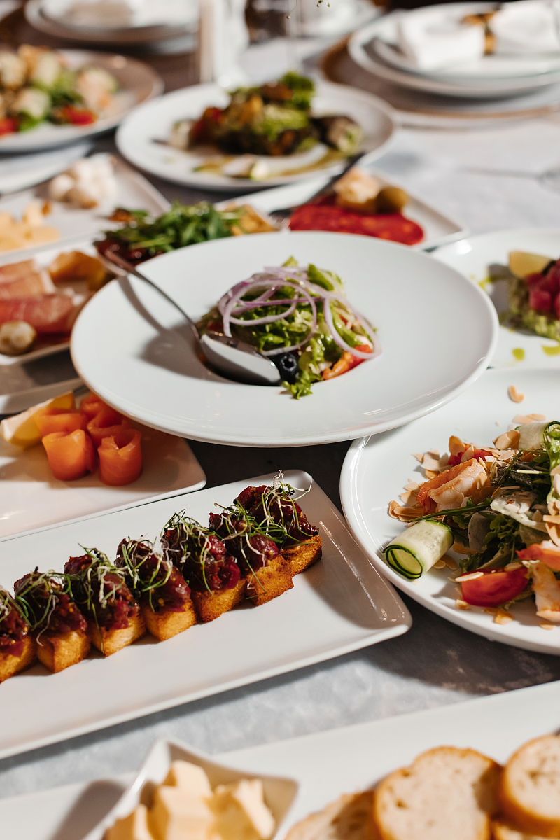 西餐上菜顺序：从前菜到甜点，完整指南