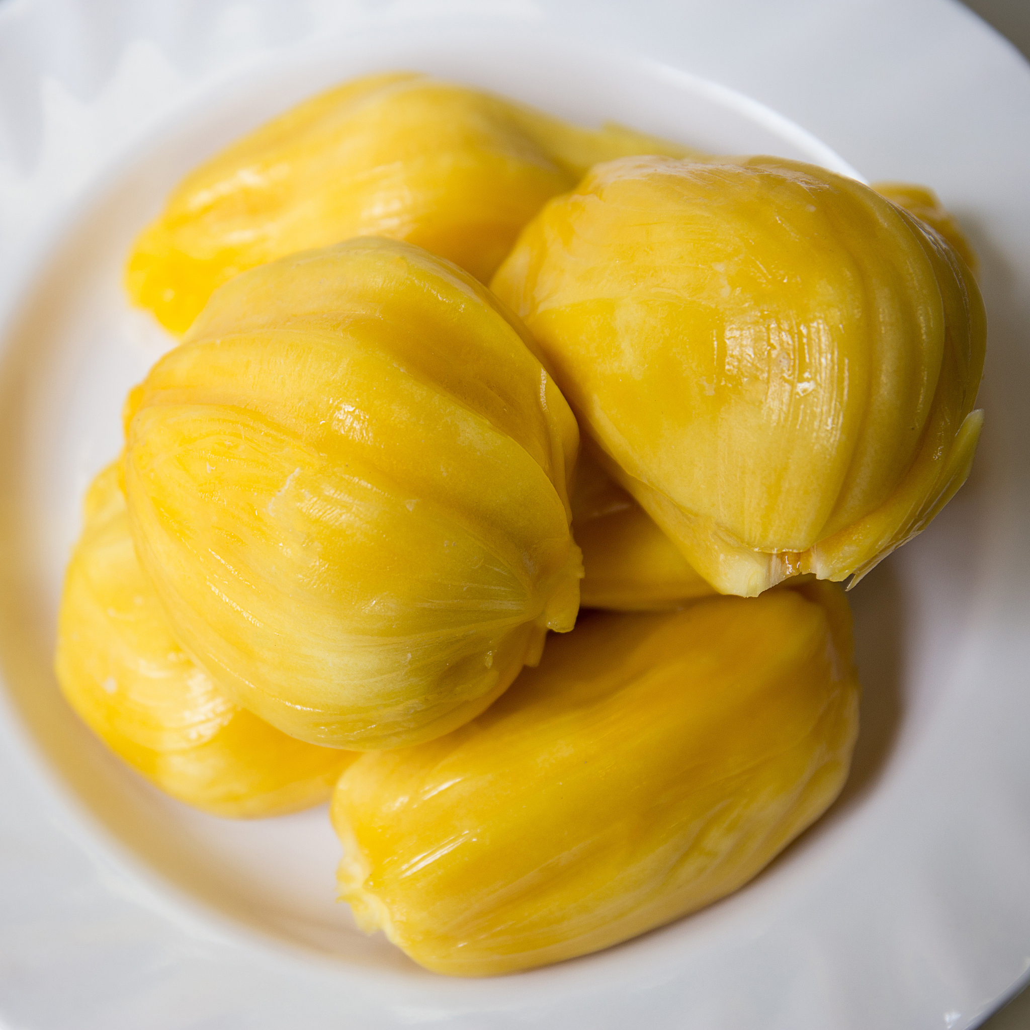 以下文案修改下使意思不变活了五百年才知道菠萝蜜的果核是可以吃的粉糯糯的跟板栗一样好吃。果核剥出清洗干净水开加一勺盐倒入果核中小火煮20分钟即可剥去外皮就可以吃了香甜粉糯真的很好吃噢。