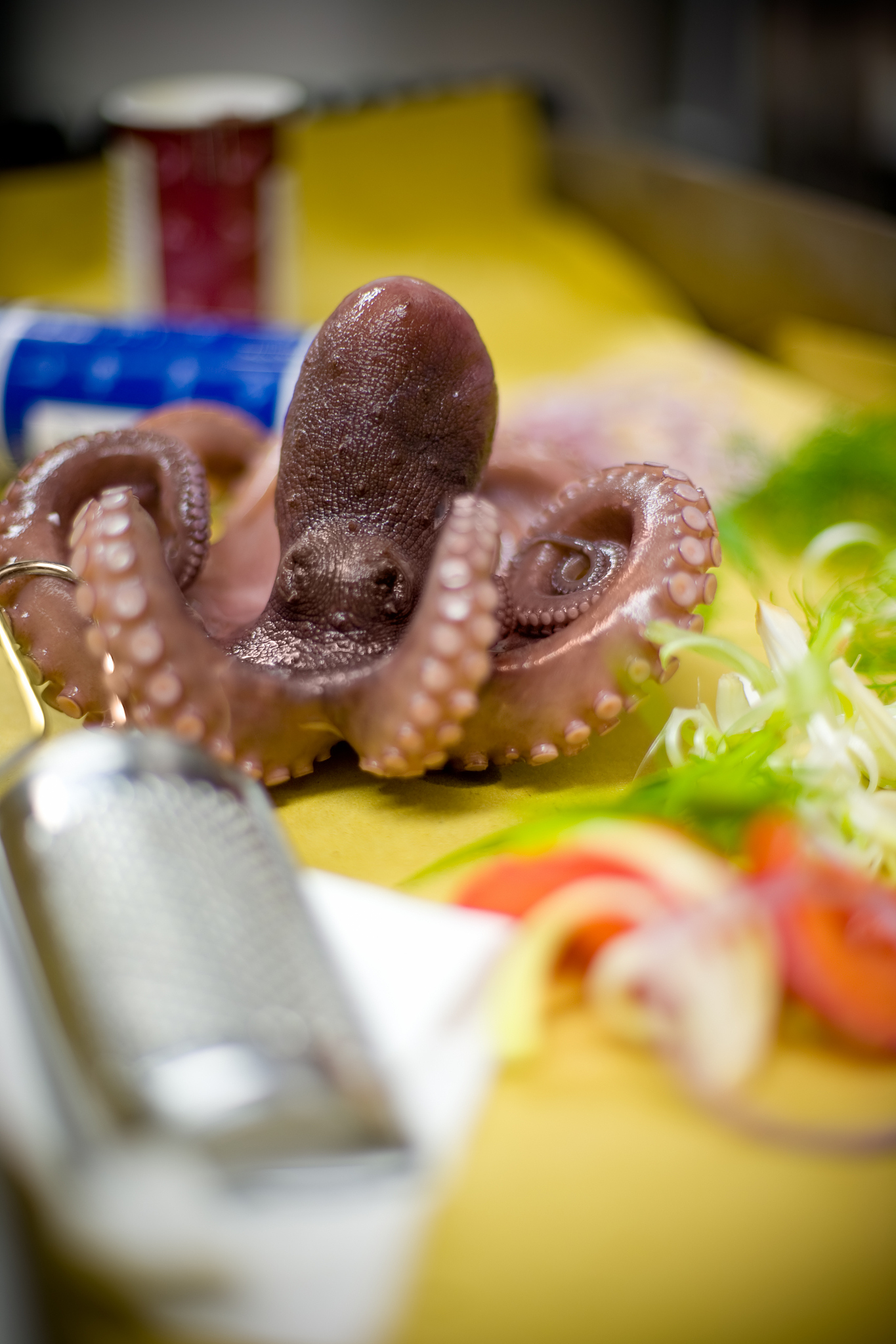 章鱼足怎样焯水才不掉色帮我用200字详细描述