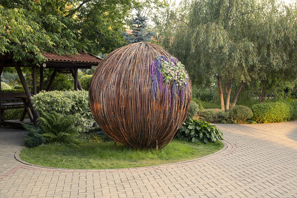 摄影师为何执着拍摄‘丑陋’：现代景观与美学探索