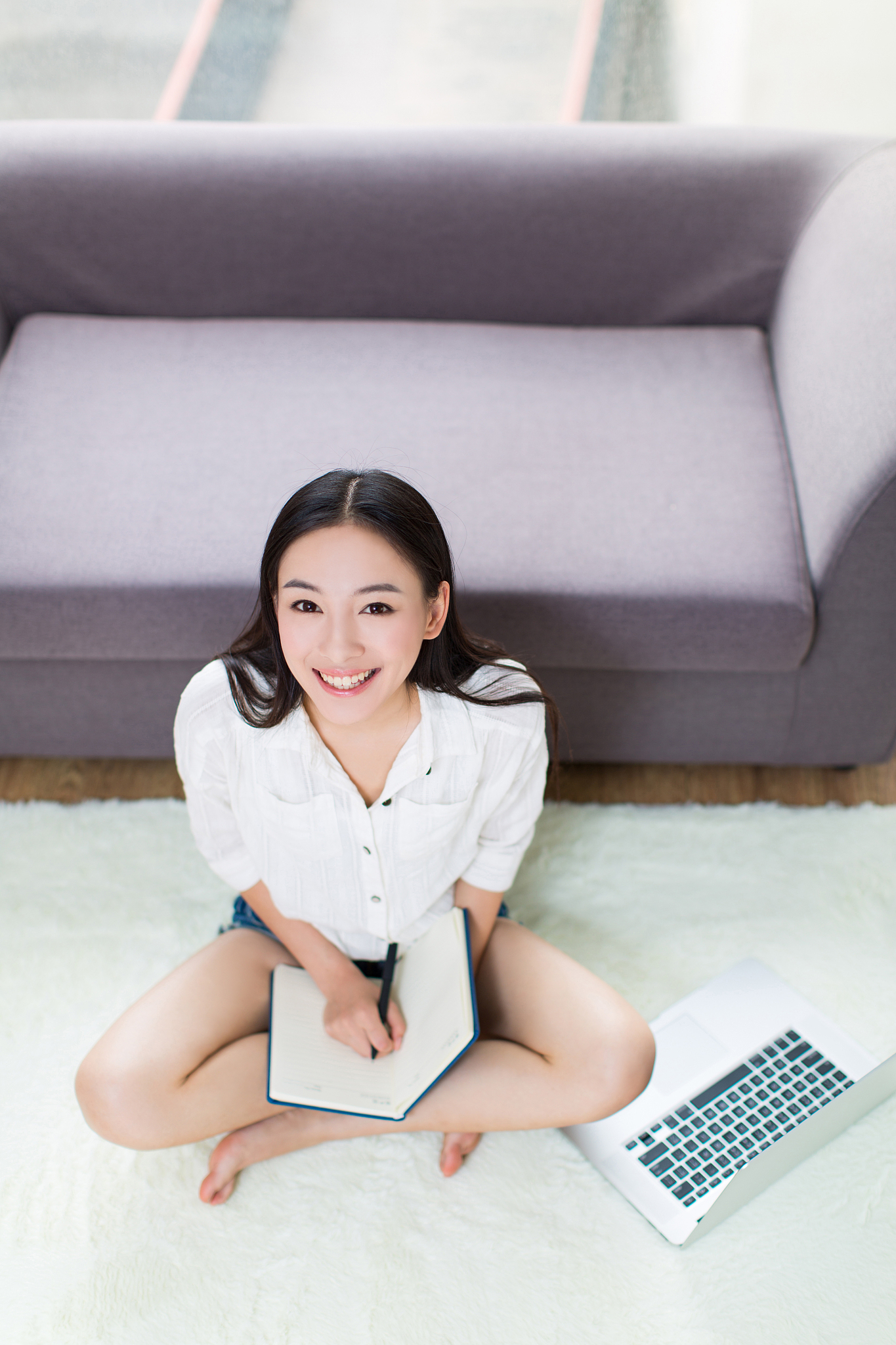 年轻女人在家轻松办公和学习