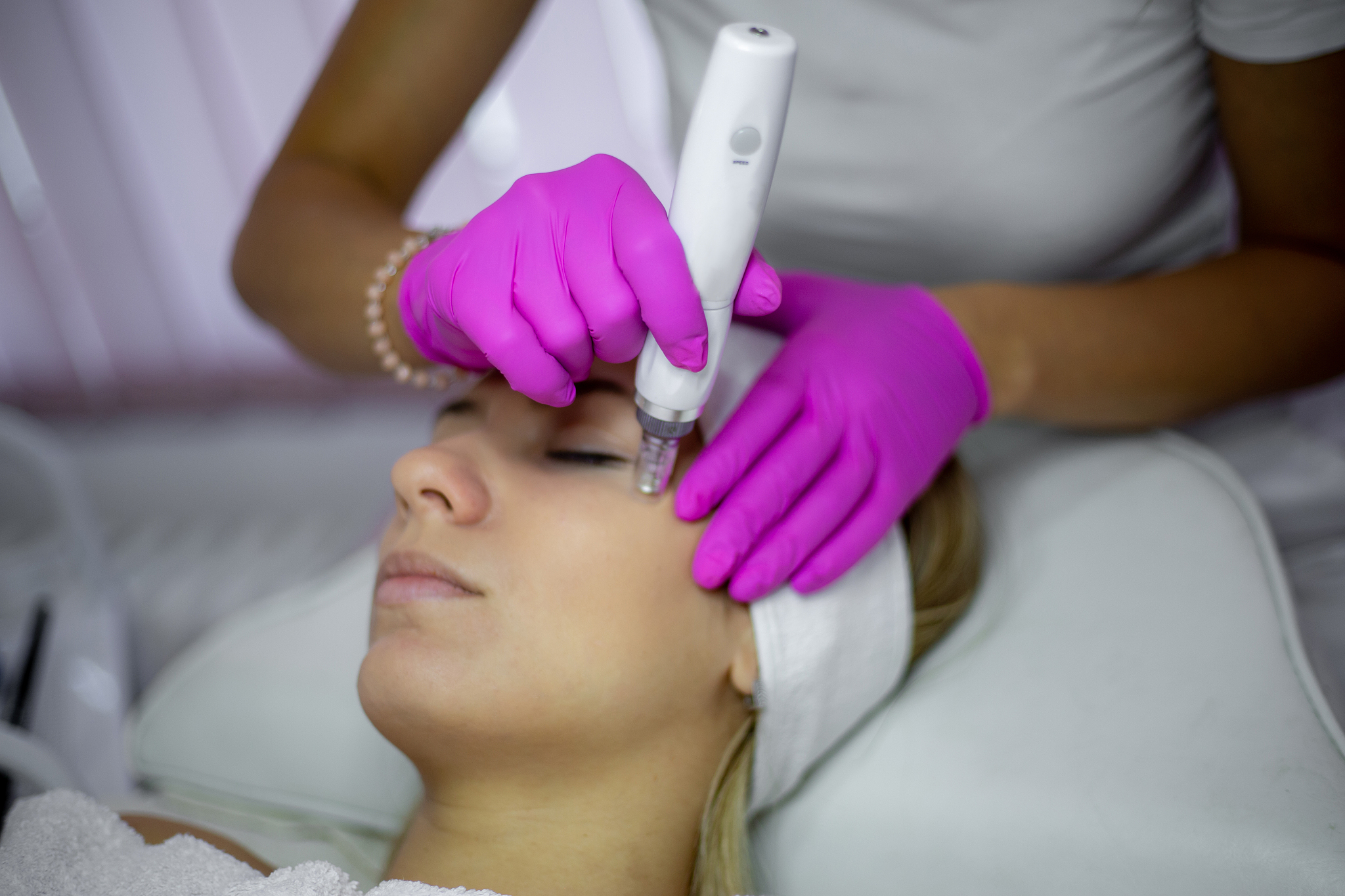 facial treatment with dermapen in the beauty salon