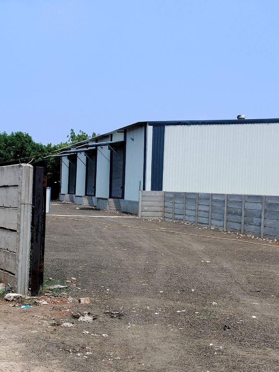 写一篇不少于500词的室外金属仓库的文章