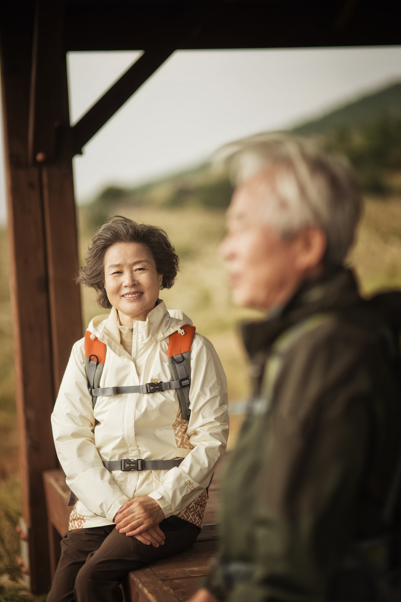 慈祥老婆婆带年轻人和小孩儿下山，传递智慧与温暖