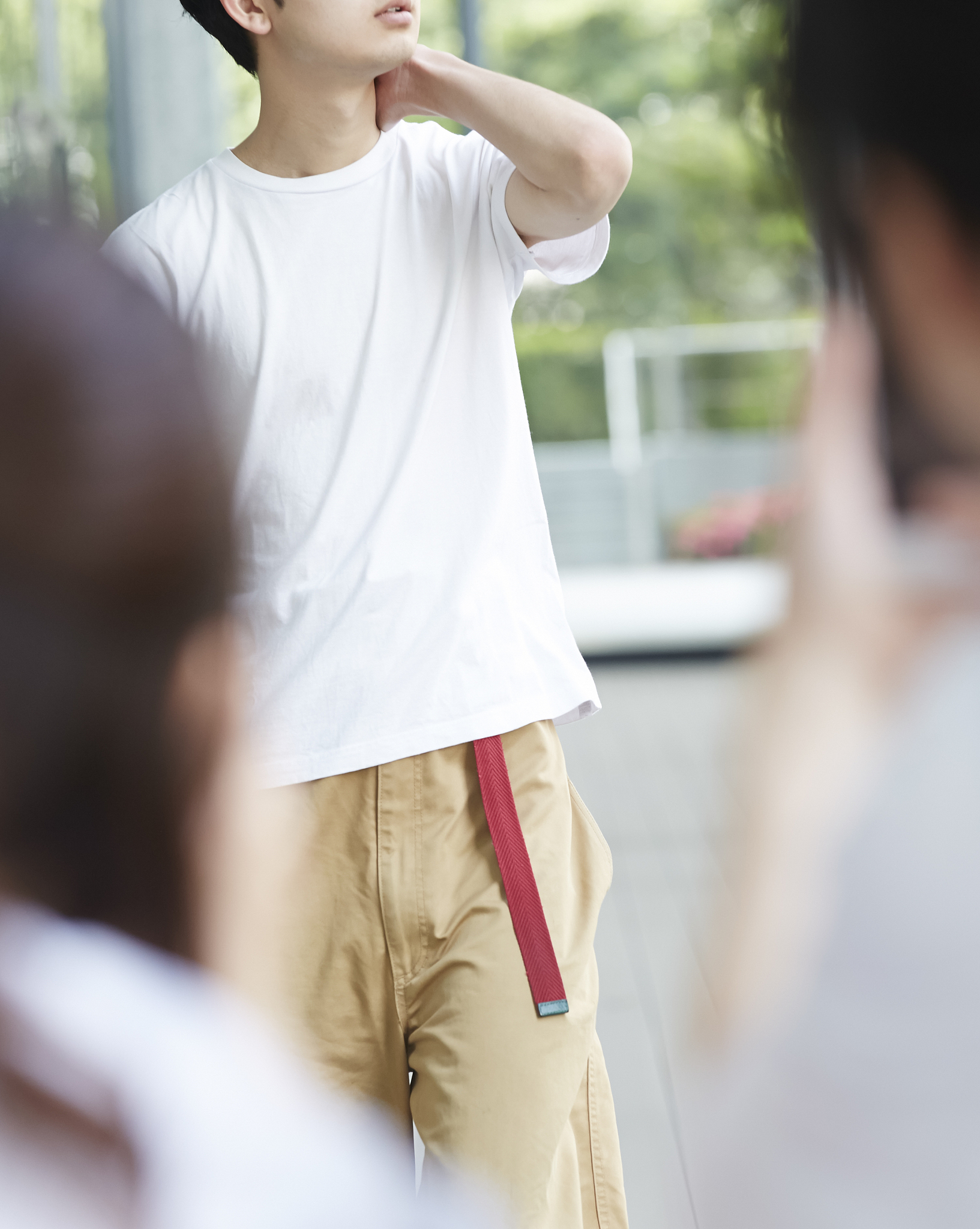 夏日百搭！白色休闲T恤穿搭指南：紫色小兔子、卡通小青蛙，玩转个性时尚