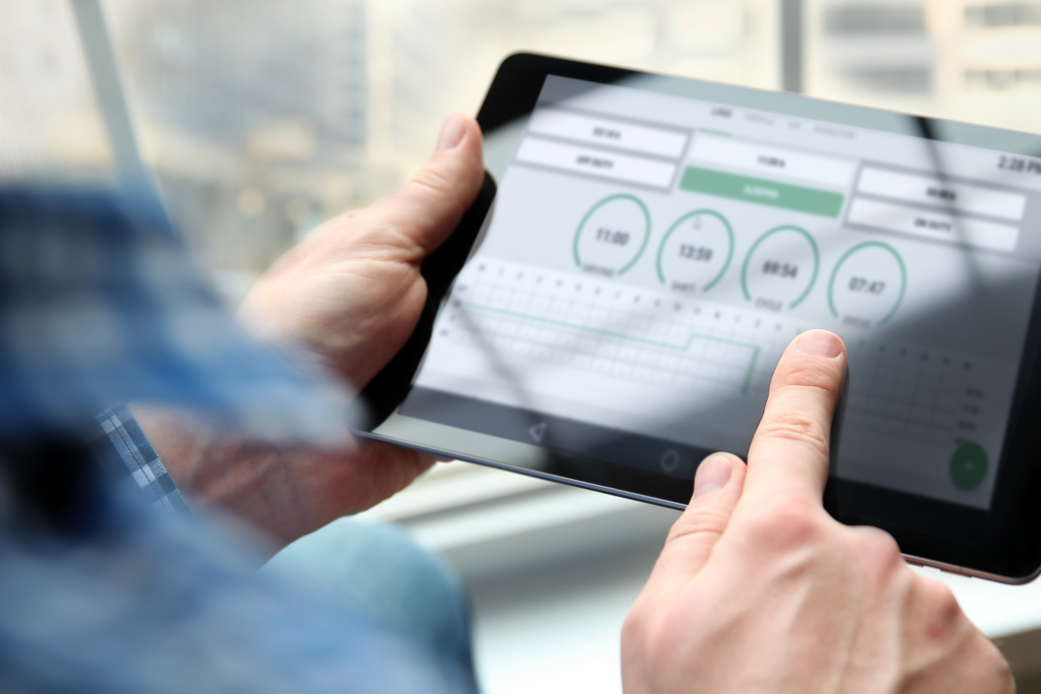 物流公司有50台大型货车负责成都市区及郊县的运输请写一份车辆调度计划