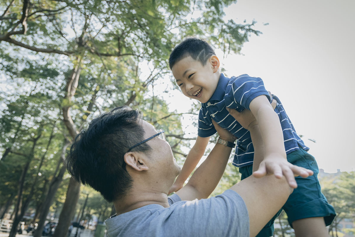 父亲节温馨瞬间：父子公园合影背后的深情