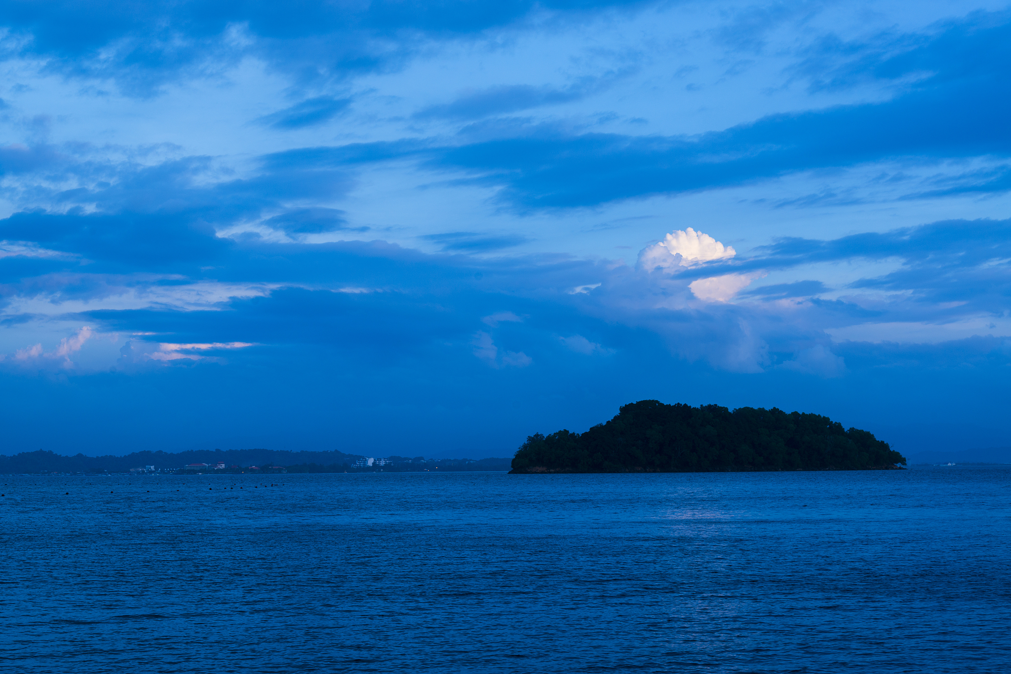 夕阳下的沙巴海边