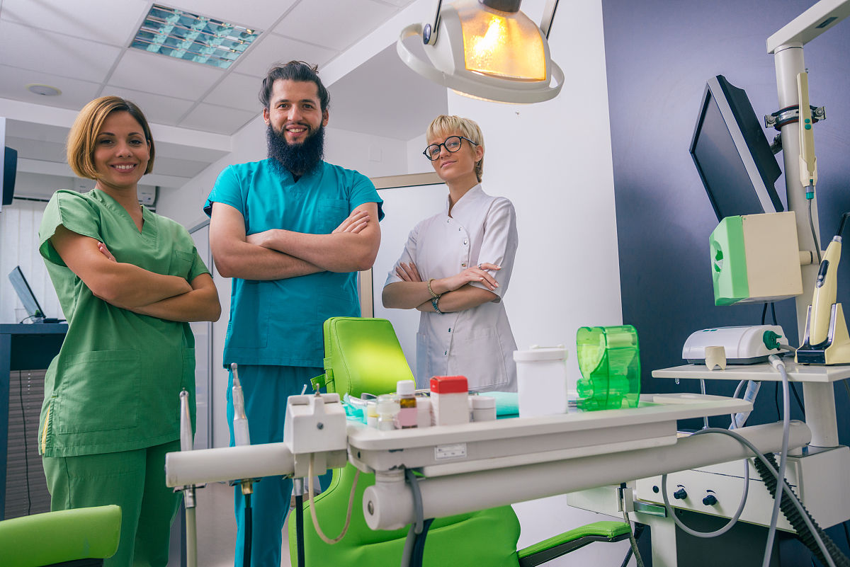 2021年口腔医学专业能力提升指南：实践、研究和团队合作