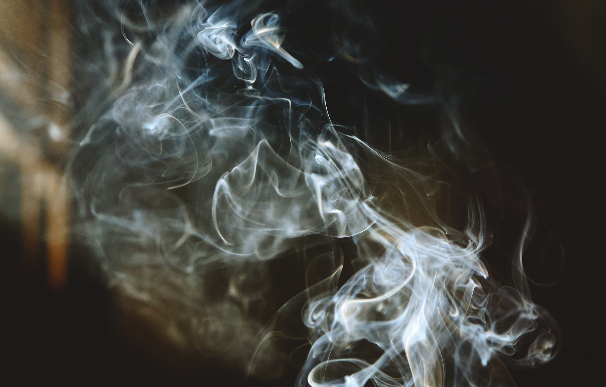 在卷烟的生产加工环节中为了保障为保障机器的最佳运行性能和卷烟的品质需要保证生产车间里的常年保持常温常湿的环境但这种环境会导致烟草甲后文简称烟虫的存活生长和繁衍进行降重