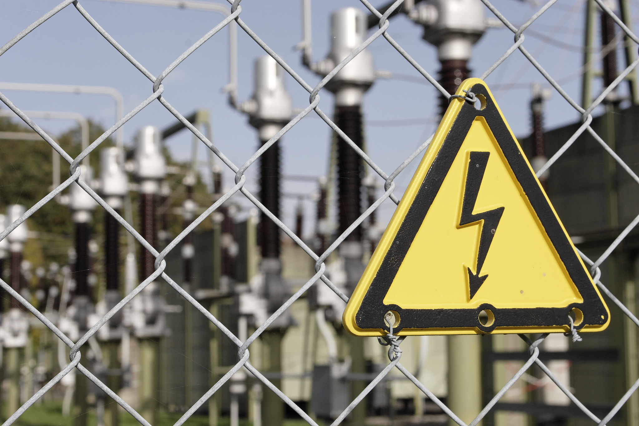 分析和评价设计人员在供配电设计中应承担的安全性和可靠性责任