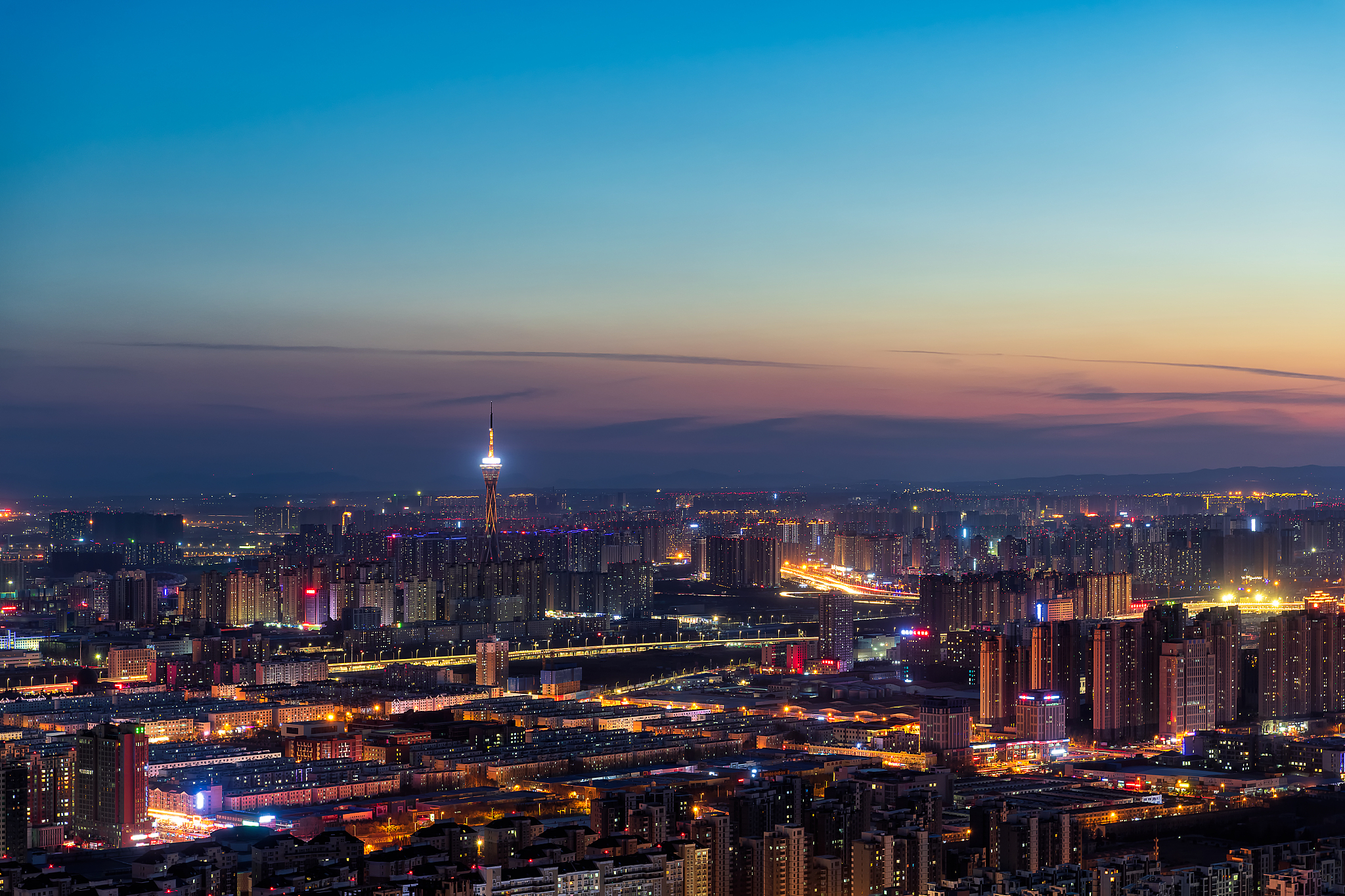 郑州中原福塔日落时分城市天际线夜景高视角