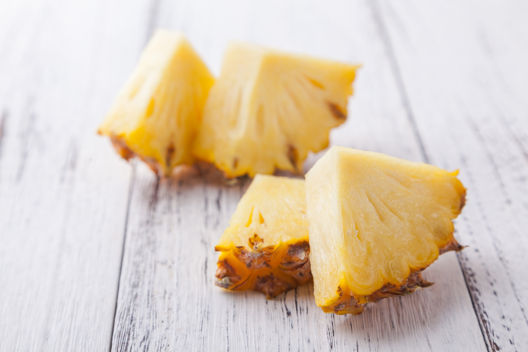 你好您好！有什么可以帮到您呢？菠萝为什么用盐沙？