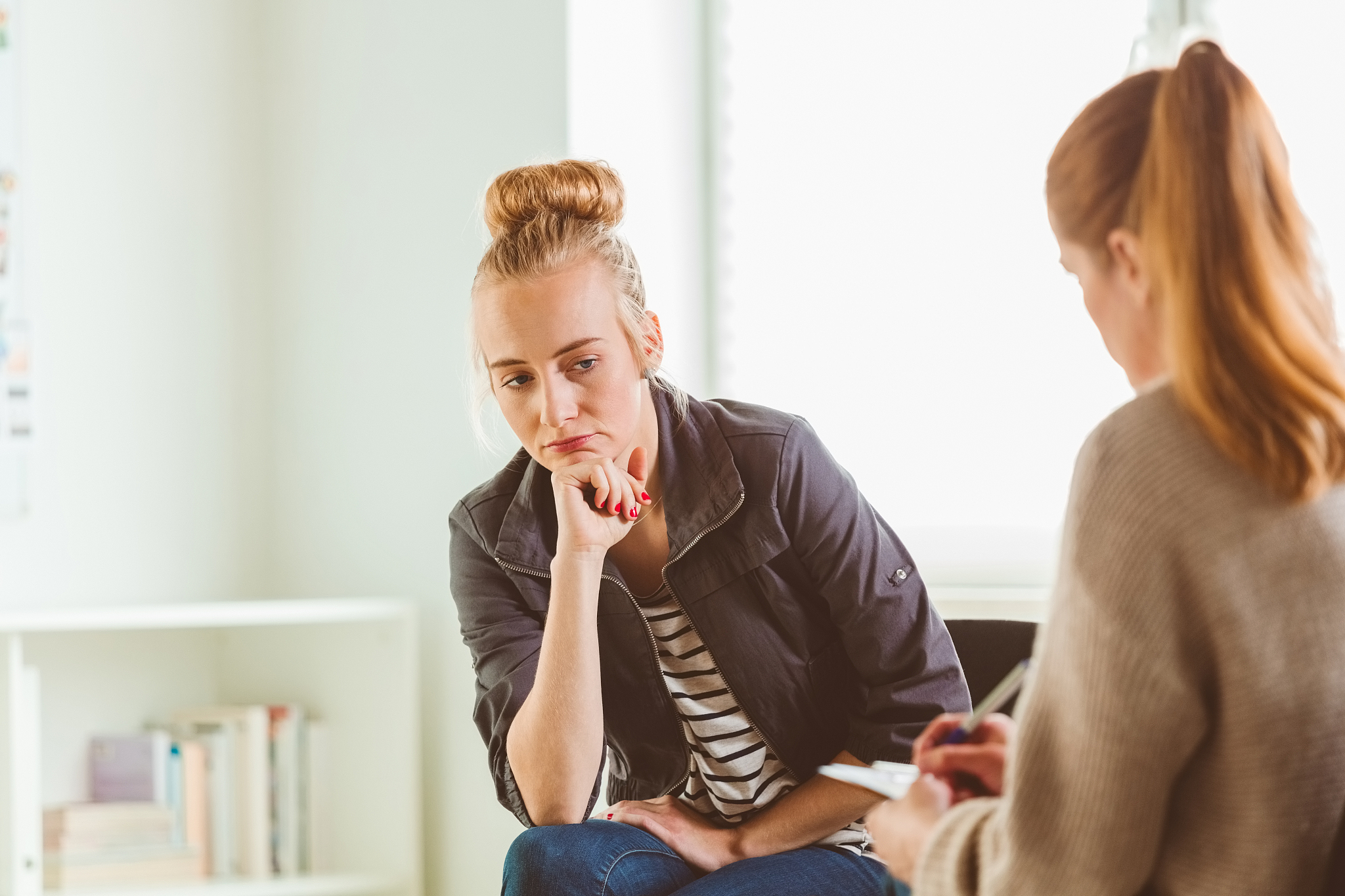 家庭突如其来的变故如亲人的离世、家庭的经济变故、父母离婚等会影响大学生的情绪可能会导致陷入沮丧自卑等情绪。大学生应该如何调节