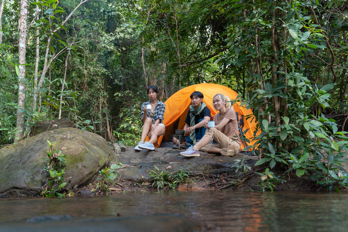 雨林生存挑战：女孩汉娜的冒险之旅