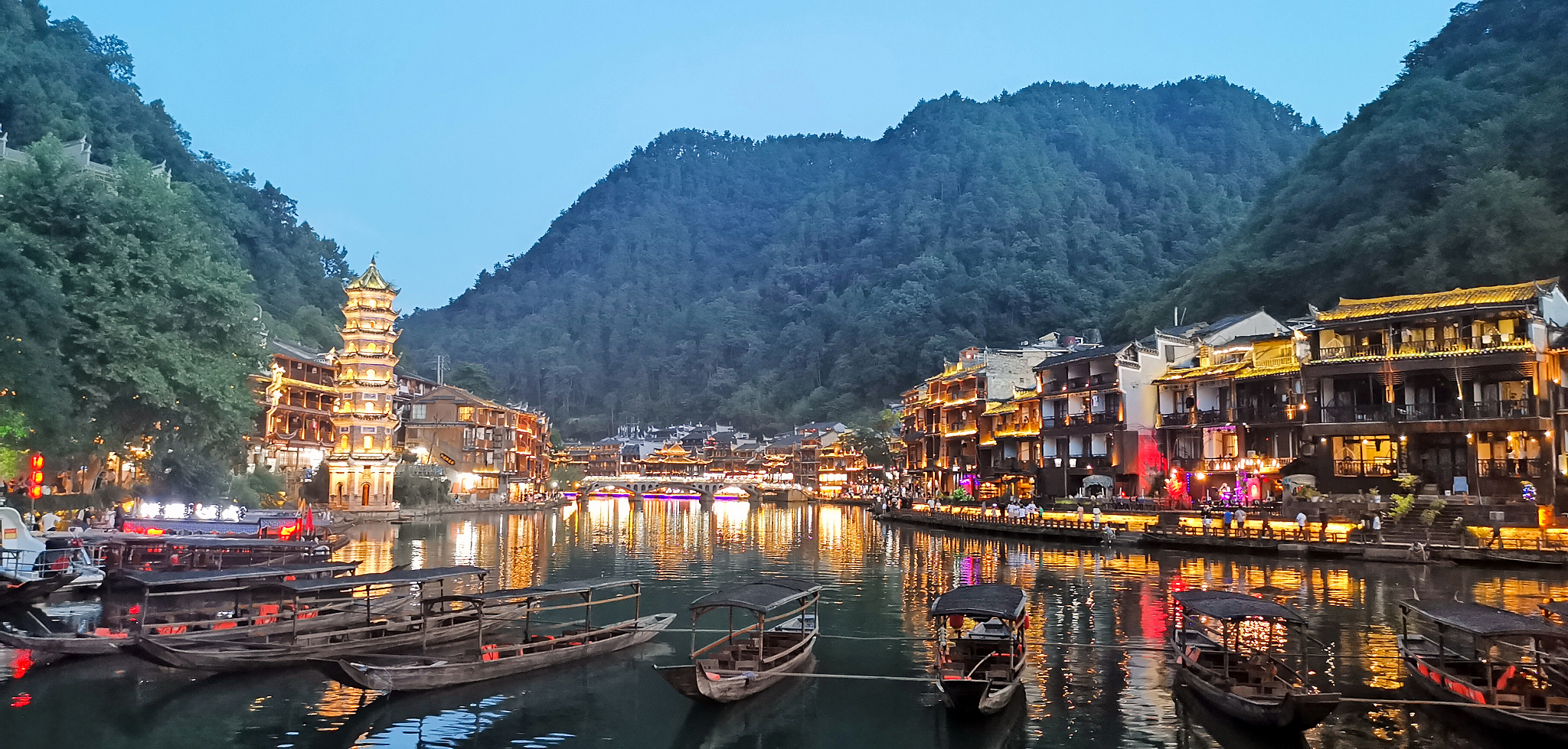 凤凰古城主要是苗族人民吗？