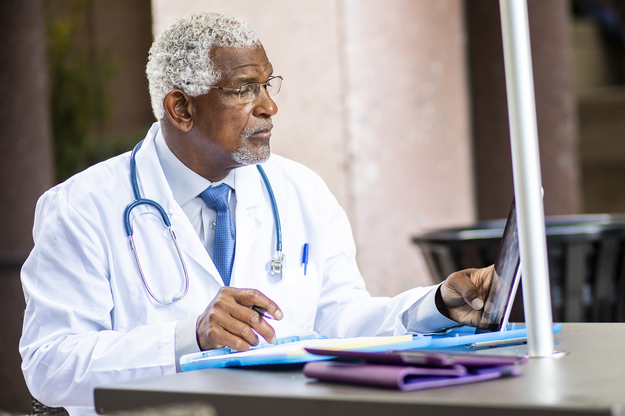 贵州哪些高校开设老年服务与管理（护理方向）专业？发展前景如何？