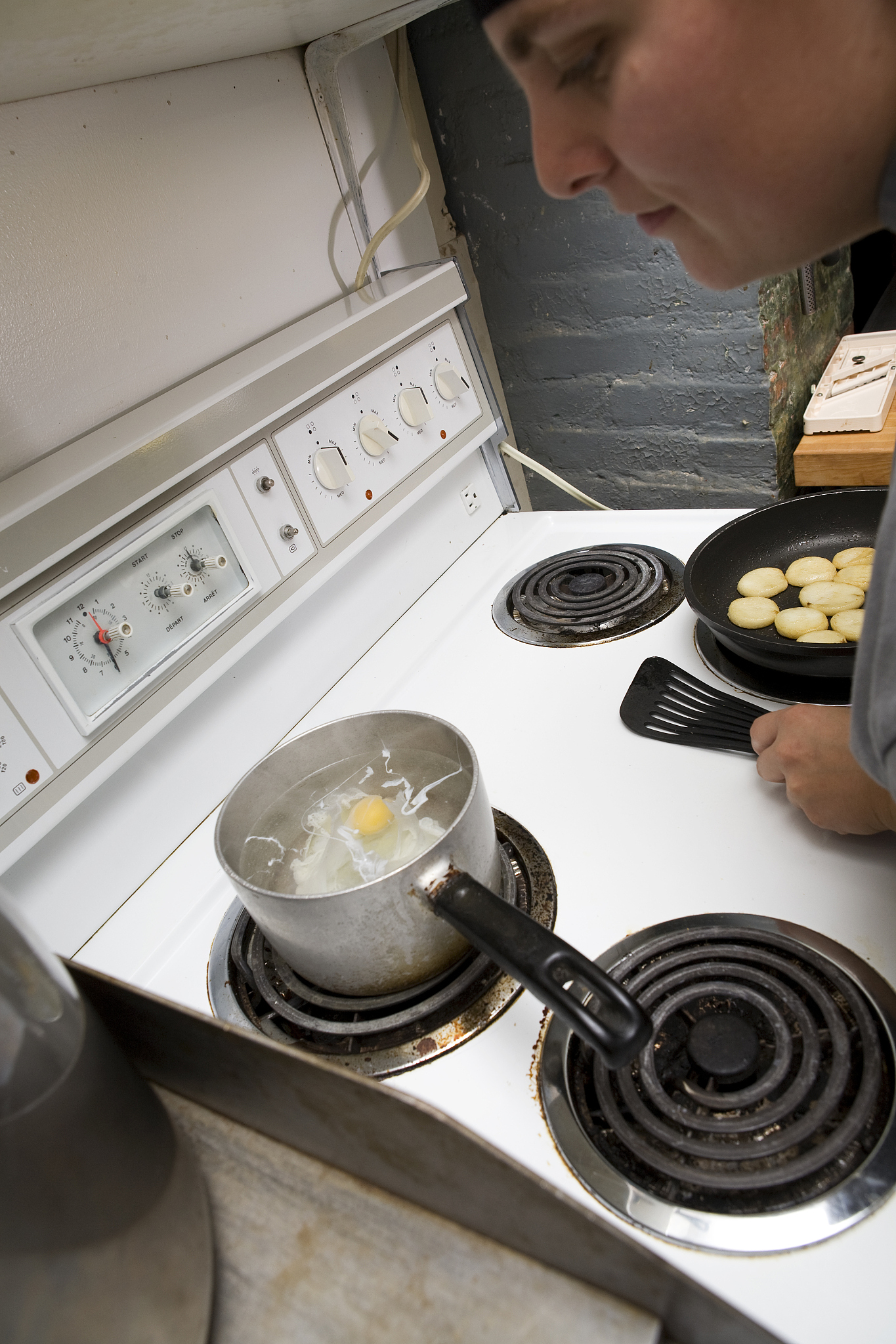 ChatGPTHello! How may I assist you today我拿一个铁盆子放在电磁炉上面用电磁炉没有报警这么用安全吗？电磁辐射严重吗？铁盆子并没有完全覆盖住电磁炉面板上面的圈圈范围会不会有辐射泄漏？