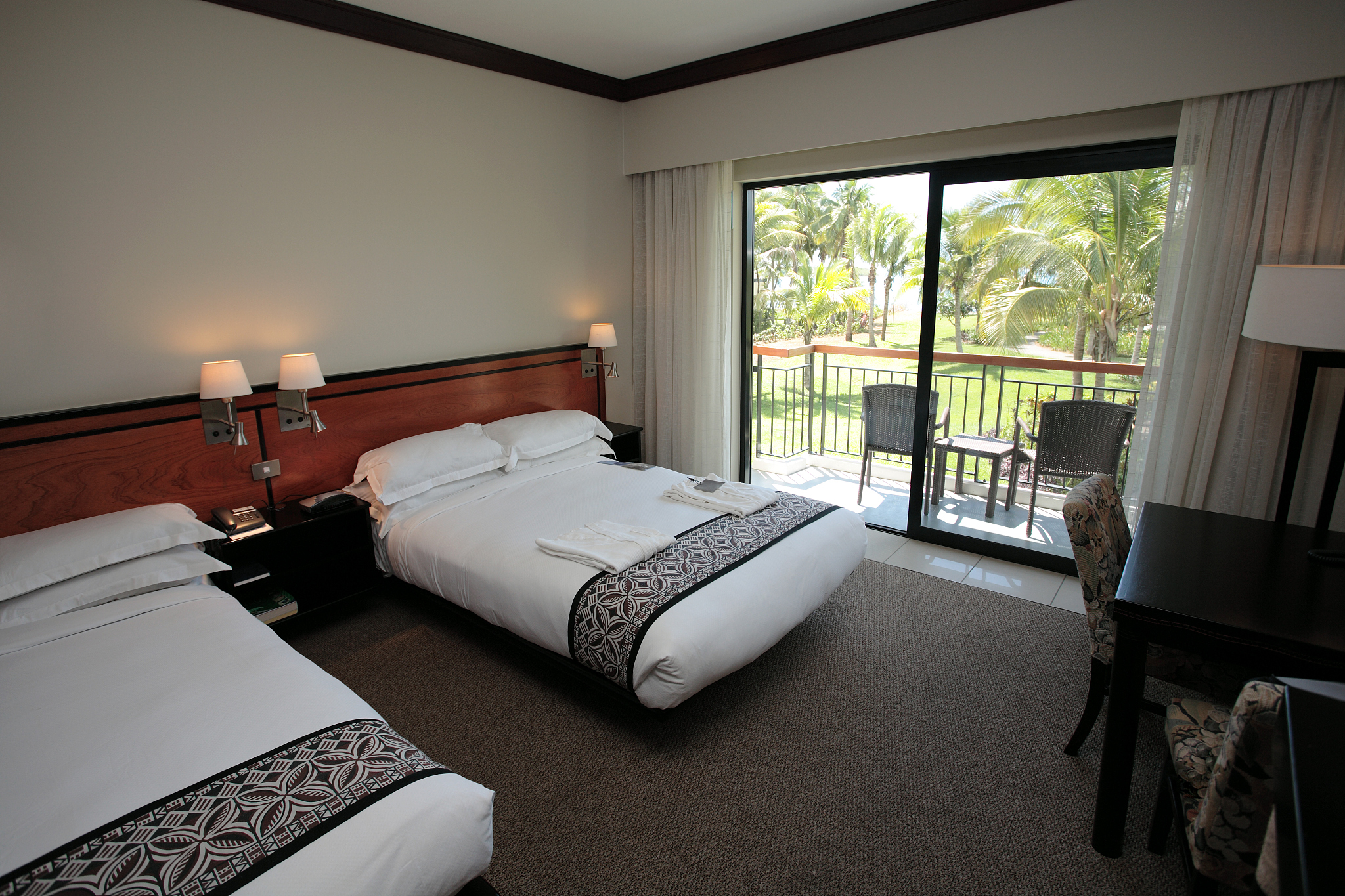 这样的一个价格我知道大家朋友们是不是可以既然出来玩了那一两百块钱肯定是没那么心疼的但是如果你能找到在这个性价比最高的之内可以来个咱们地理位置又好咱们是不是一个房间又舒适而且咱们整个酒店配备设施齐全的那便宜点是不是何乐而不为呢今天给大家的这样一个房间这个酒店就这么一单库存了好不好最后的一单库存价格是可以在我的5a级景区入住三天两晚直接去拍咱们今天一一起安排到位好不好帮我写一段内容和风格相似的文案19