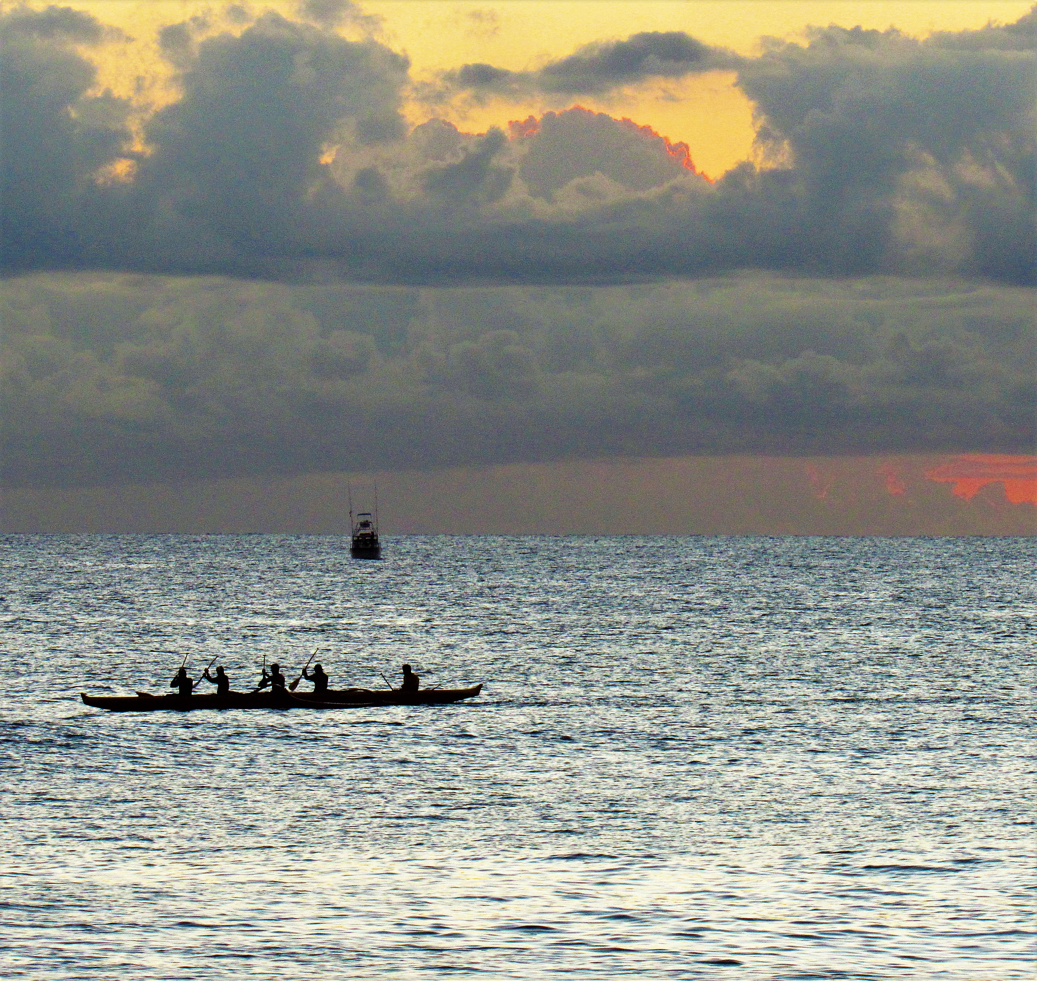 你是一名文学爱好者请用英语翻译一下这一段话尽量用文学性较强的单词使用简洁的句式。月挂吴山薄雾朦胧突然发现已经划到了湖中心。幽暗的火光闪烁能看到和我们相距大约一丈远的地方有六七处都是画船。