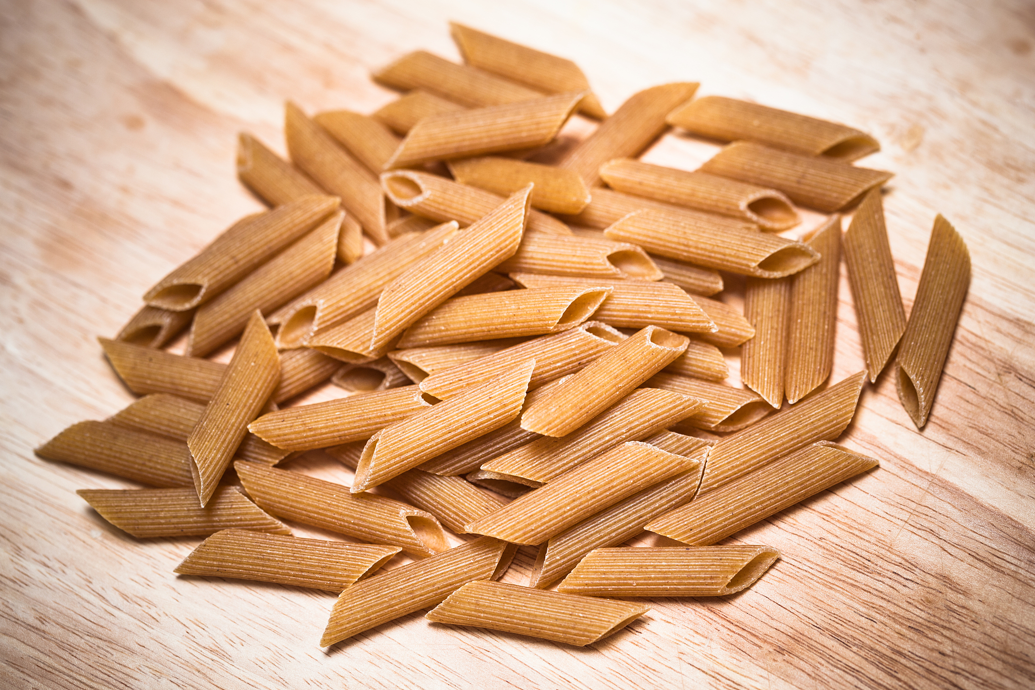 巴里勒公司是一个大型的在意大利各地设有面粉加工厂、通心面制造厂面包生产厂的纵向一体化公司。巴里勒公司把其所有产品划分为两大类：一类是新鲜品包括新鲜通心面产品具有21天的货架寿命秋新鲜面包只有1天的货架寿命；一类是干产品包括干通心面和长期货架面包产品如甜饼、饼干、面粉、面包条和烤面包。干产品约占巴里勒销售额的 75其货架寿命为18~24 个月如干通心面和烤面包或 10~12周如甜饼。巴里勒的大多数产