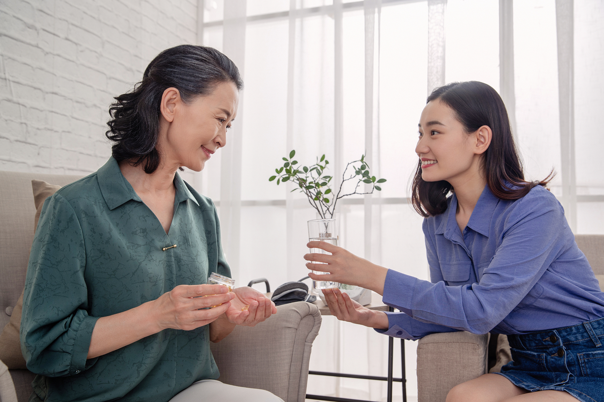 半年前我生病了 。说了一些推开她的话因为我不知道我的病会不会好。就这样半年不理我了什么原因