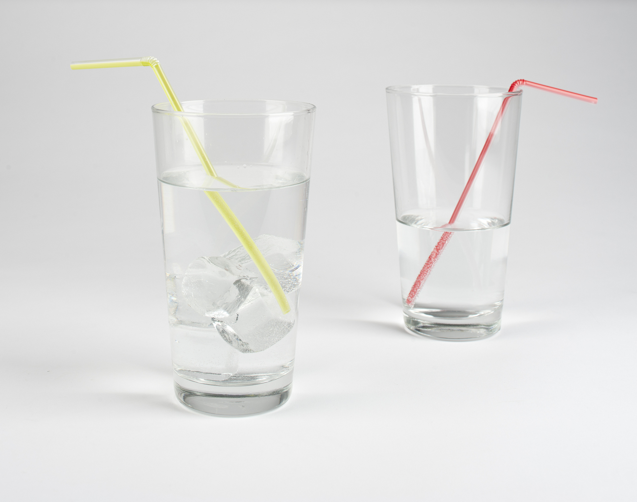 杯子容量小只能装一碗水，这样表达更准确