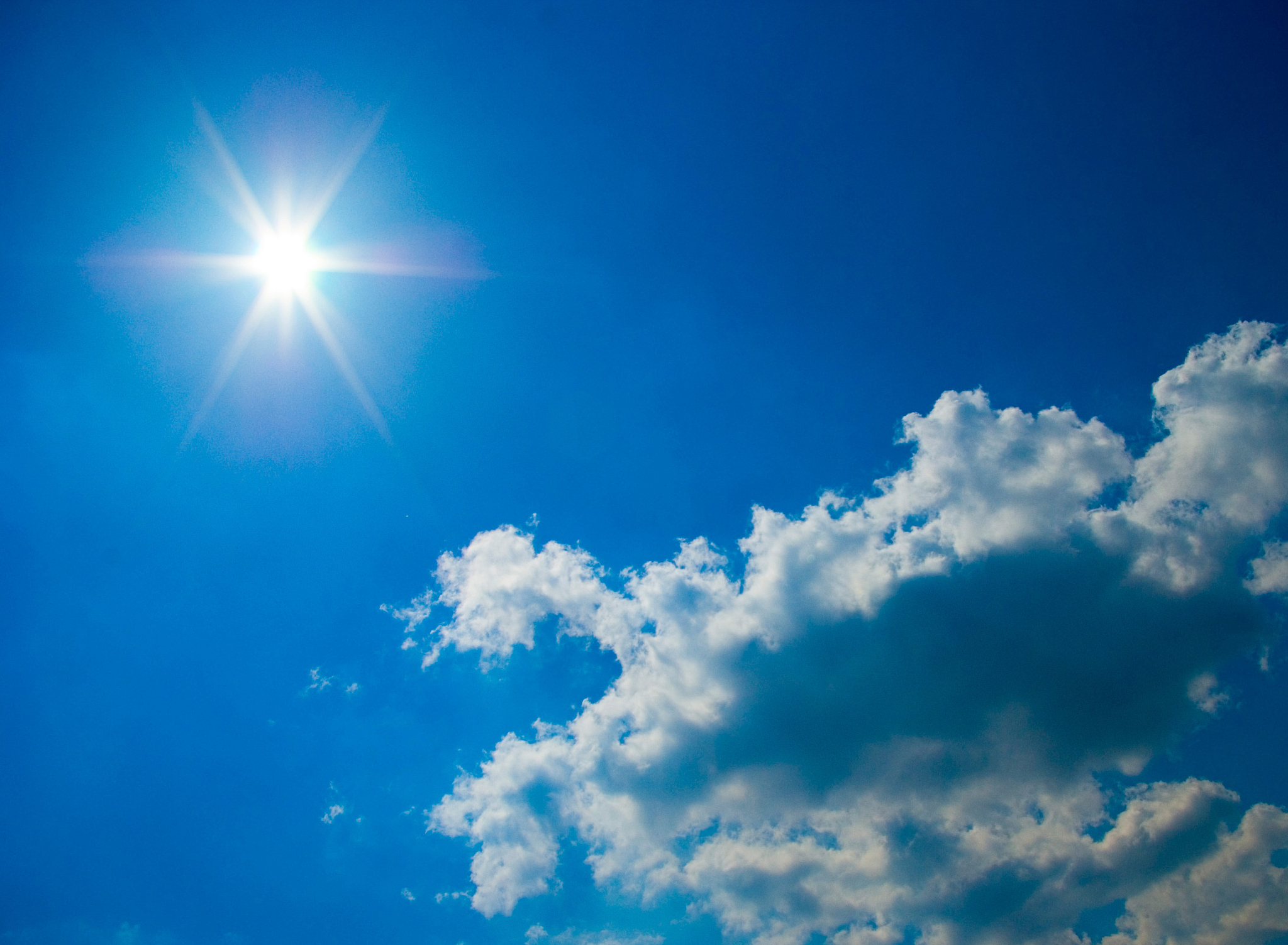 你现在是一名记者写一篇关于当天天气的新闻稿语气亲切一点