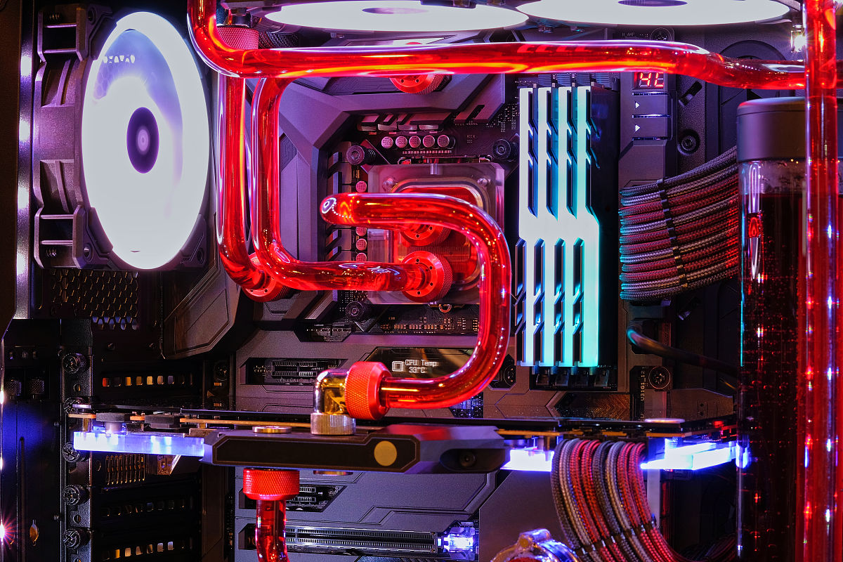 帮我配一套可以1080p分辨率高帧率可以玩刺客信条上古卷轴三a单机游戏的电脑配件都要最安全最新最好的要纯白水冷海景房显卡3060ti新卡不是矿卡预算6千带显示器要水冷海景房纯白色不是风冷显卡3060ti用最保障的cpu也是可以很好释放3060ti的