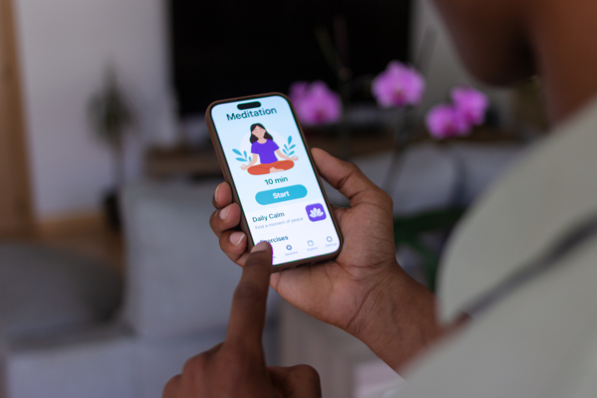 How often do you check your cellphone What do you often do on your cellphone围绕这个主题编写对话对话为十句