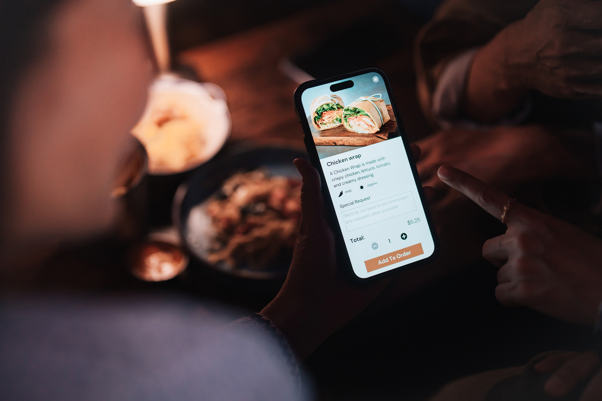 请对论文基于Android平台的手机订餐系统的设计与实现的1 绪论 11研究背景内容进行写作保证内容和理性不要乱写：