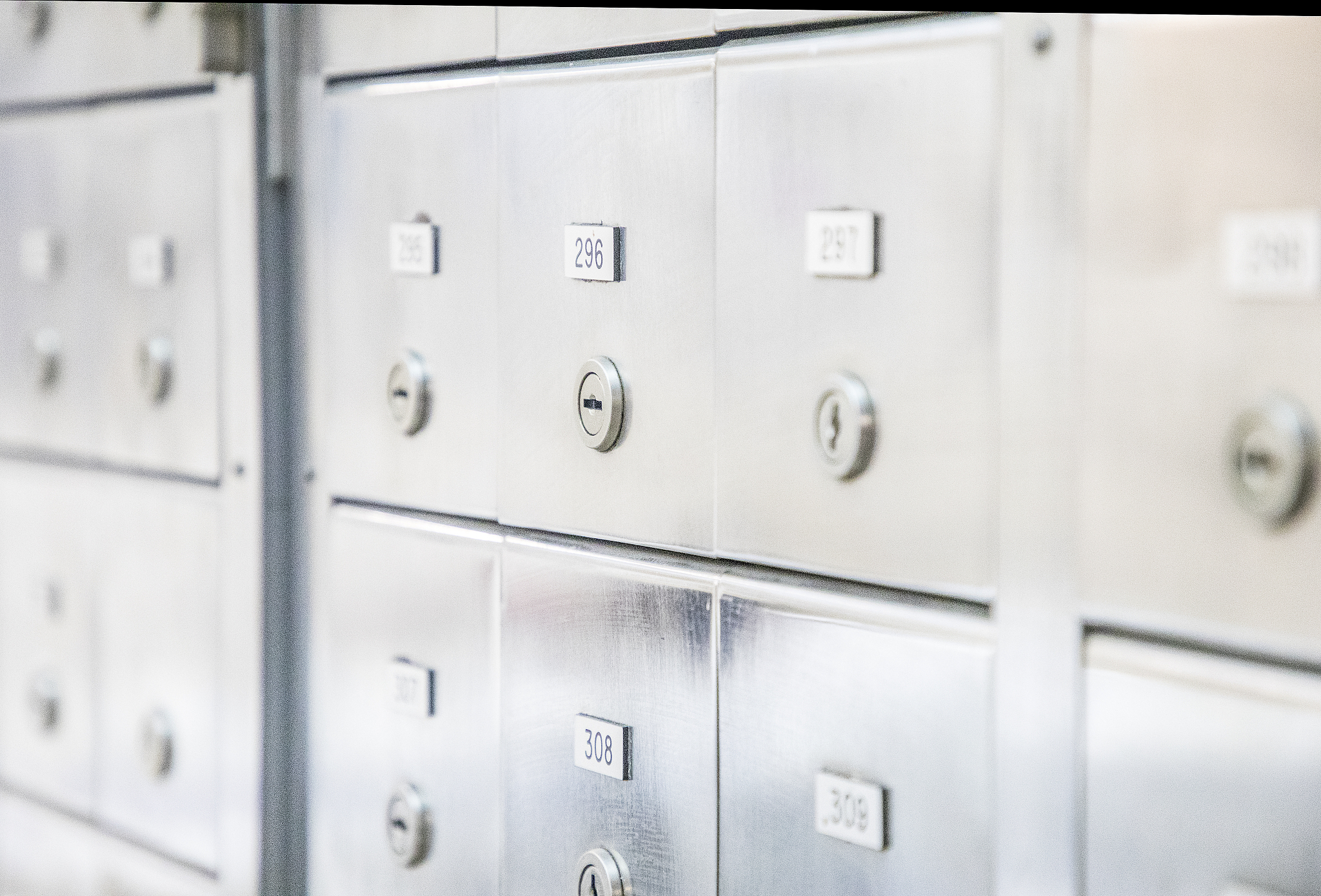 翻译
Doors on storage cabinets and vaults shall operate properly, so that doors close tightly and are required to be closed except when in immediate use.