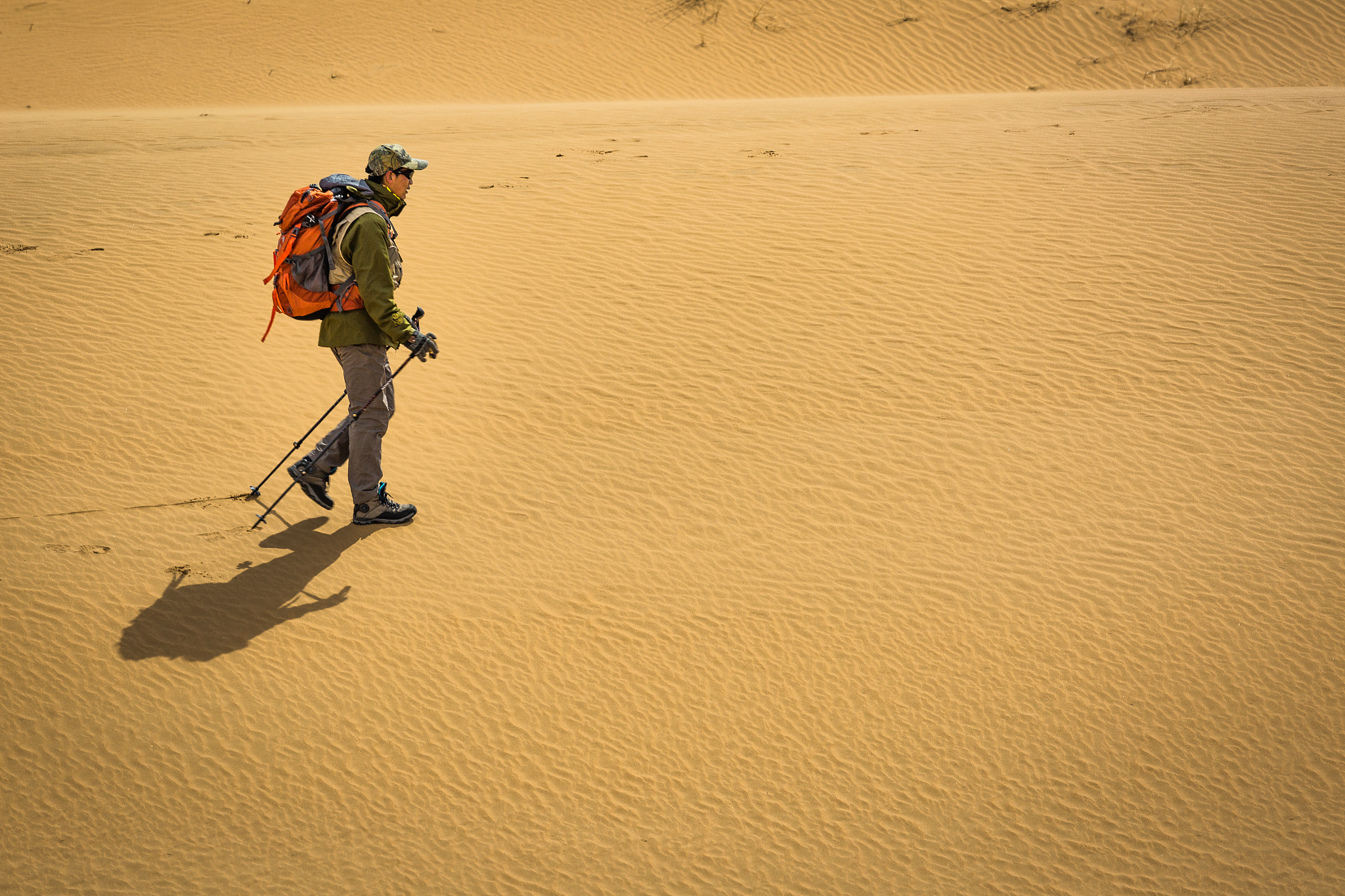 我见过波澜壮阔的大海见过高耸入云的山峰见过变化多端的云海却从未见过真正的沙漠。这次暑假我就和我叔叔——一位见多识广的向导和我好奇心强的妹妹一起去撒哈拉大沙漠探险和沙漠来一次亲密接触。我们带上户外服装、水、指南针、医药箱、帐篷、等东西便出发了。以神奇的探险之旅为主题续写不要太长400字足够。将困难和求生的过程写清楚写完整。只写一个示例就可以了。