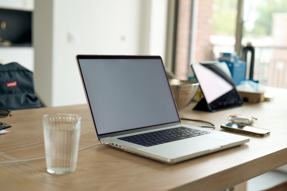 能不能在这以上邮件中 增加下我们产品的优点：比如耐用时尚百搭而且能装14inch 笔记本电脑