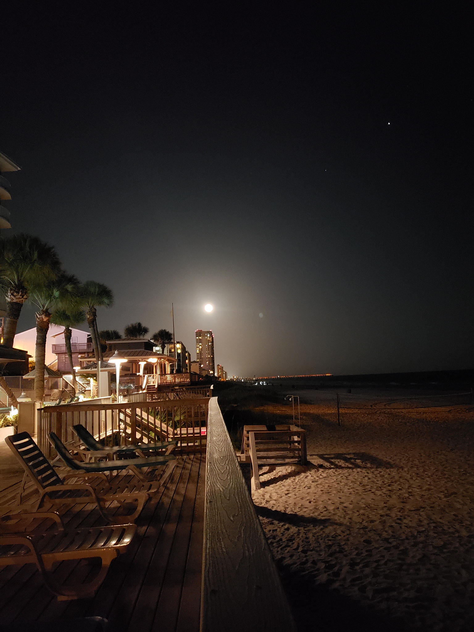 月光下的花路沙滩 - 宁静舒适的夜间美景